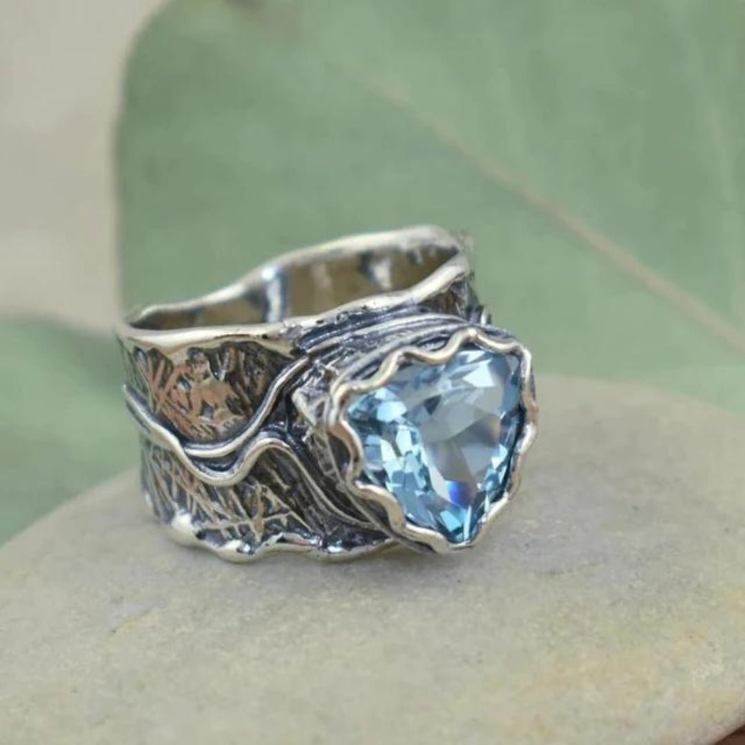 Luxury Sapphire Carving Ring - Velvet Haven