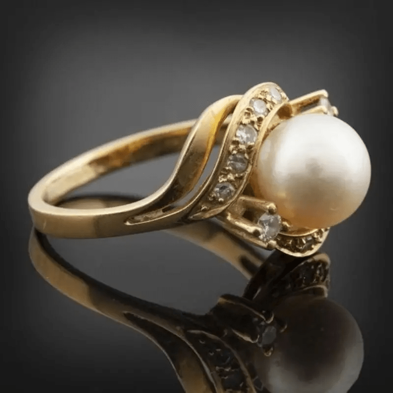 Chic Pearl & Radiant Gold Ring - Velvet Haven