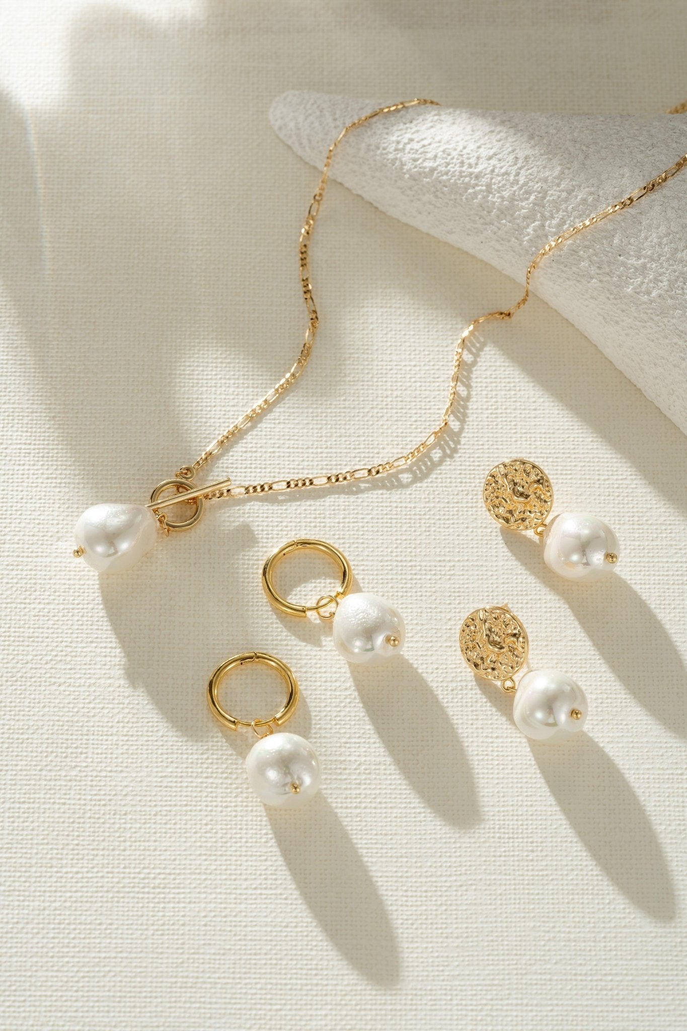 Elegant Golden Pearl Necklace - Velvet Haven